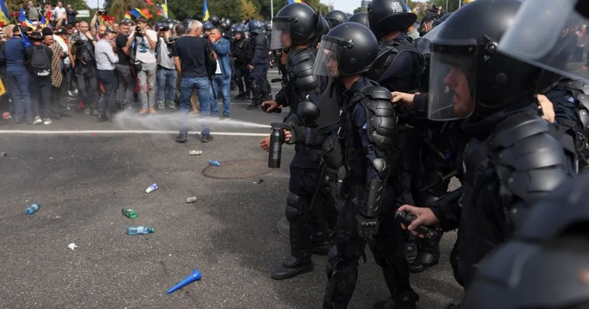 Jandarmeria a reținut un bărbat după violențele din Piața Victoriei. 47 de persoane au fost audiate