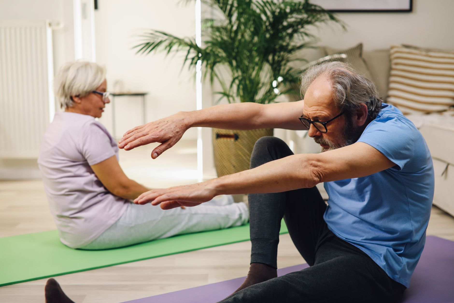Cum poți preveni împiedicările și căderile după vârsta de 50 de ani: exercițiul recomandat de un specialist