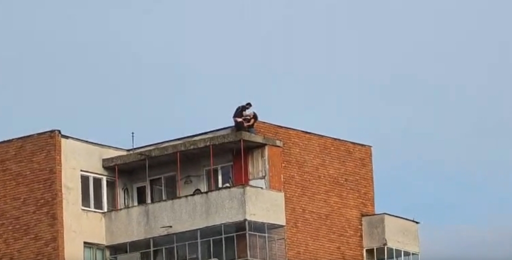 Poliția a deschis un dosar penal după ce un cuplu a întreținut relații intime pe acoperișul unui bloc din Oradea