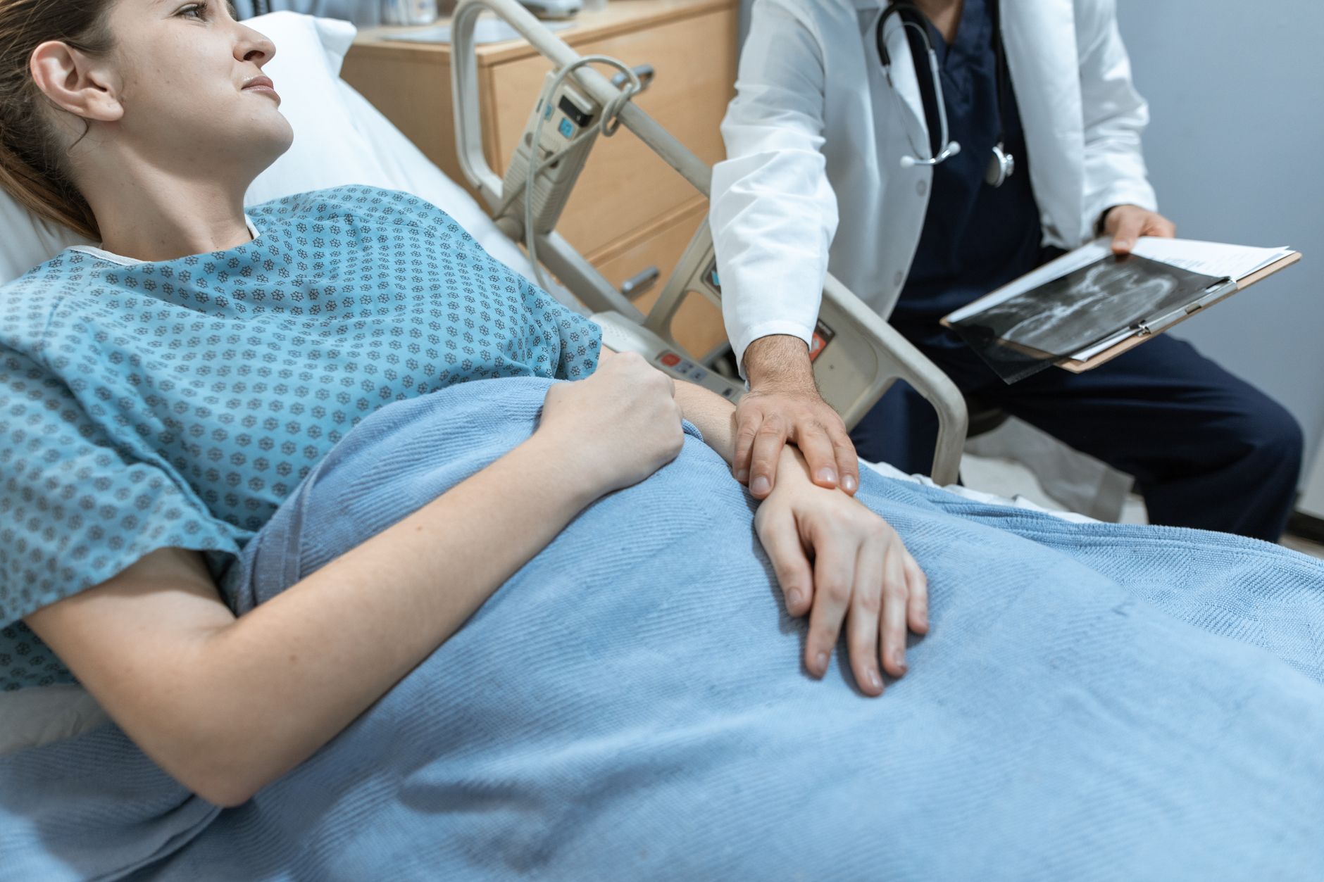 Cazurile de COVID-19 sunt în creștere în România. Medicii avertizează asupra simptomelor digestive