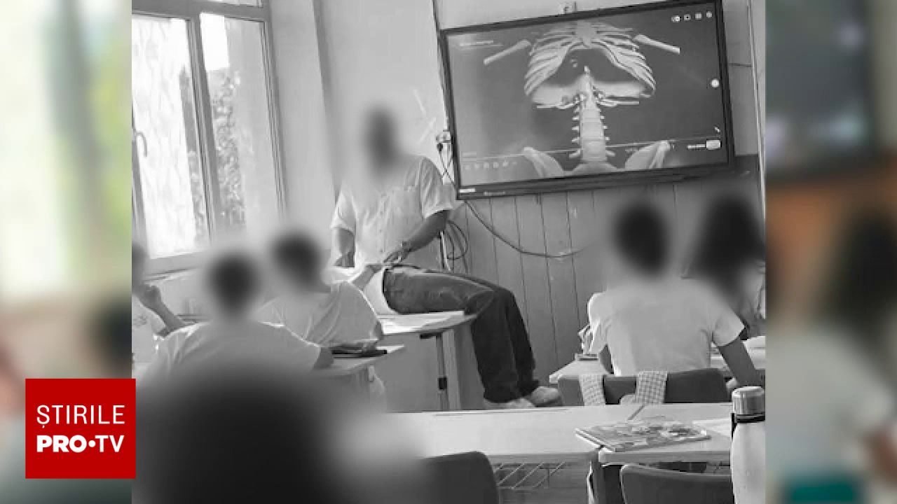 Anchetă pentru un profesor de muzică din Prahova, acuzat că ar fi atins elevele în timpul orelor