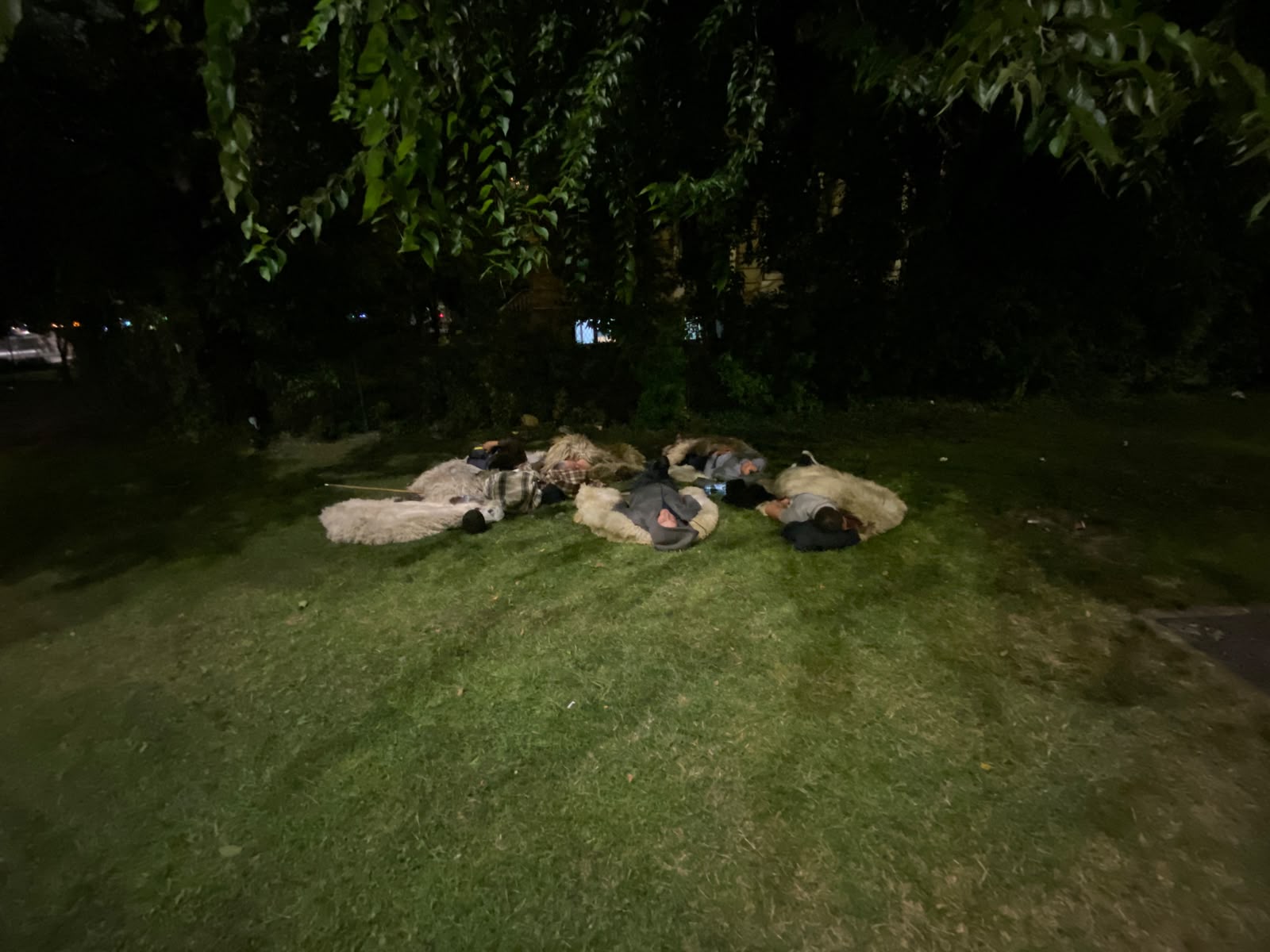 Ciobanii și protestatarii au dormit sub cerul liber în București, după manifestarea din Piața Victoriei