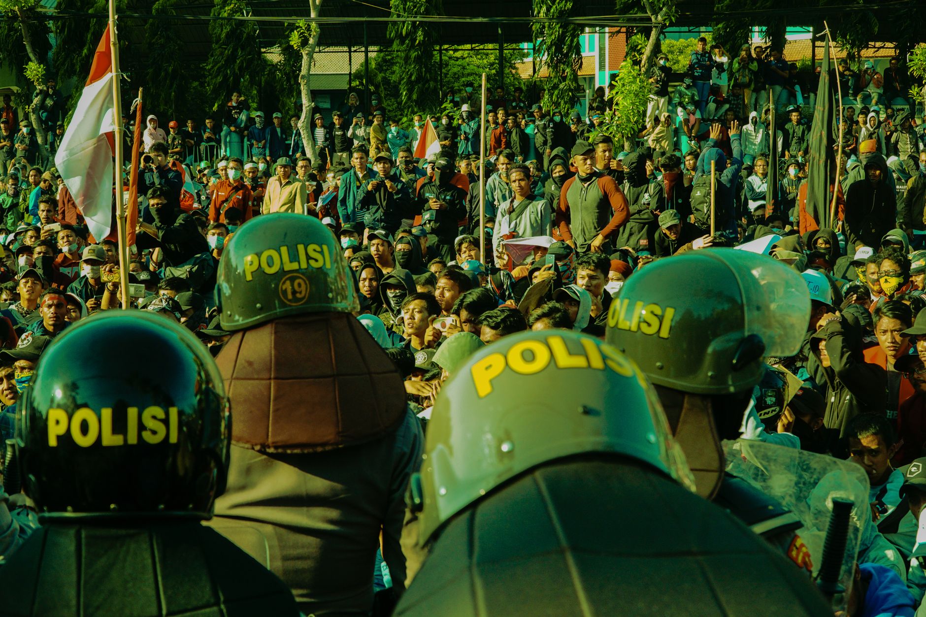 A zecea noapte de proteste în fața Arestului Central pentru Călin Georgescu