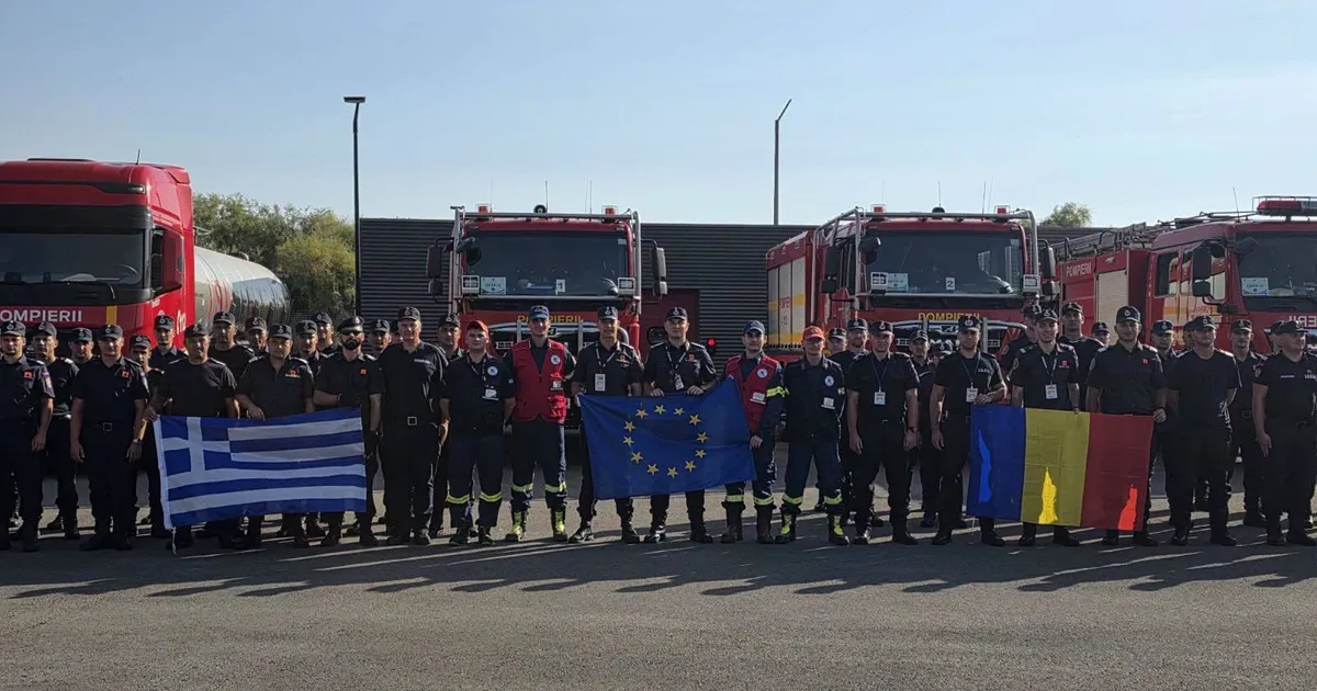 Ultimii dintre cei 120 de pompieri români trimiși în Grecia pentru combaterea incendiilor se întorc în țară