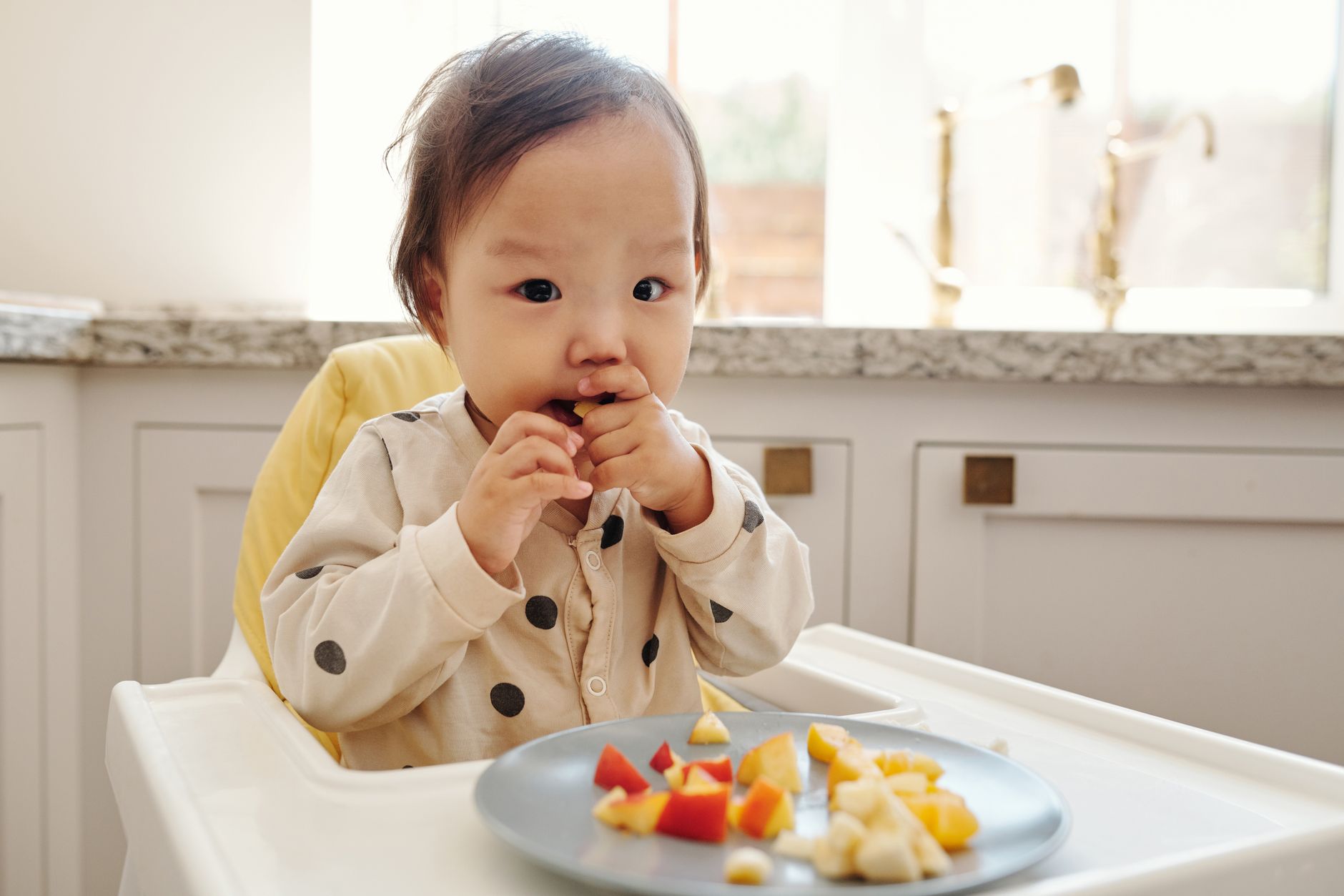 Cum se modifică alimentația copilului după vârsta de 1 an: recomandări pentru părinți