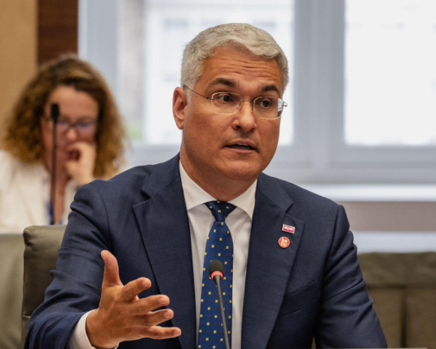 Dragoș Pîslaru acuză PSD de responsabilitatea problemelor fermierilor și condamnă violențele din Piața Victoriei