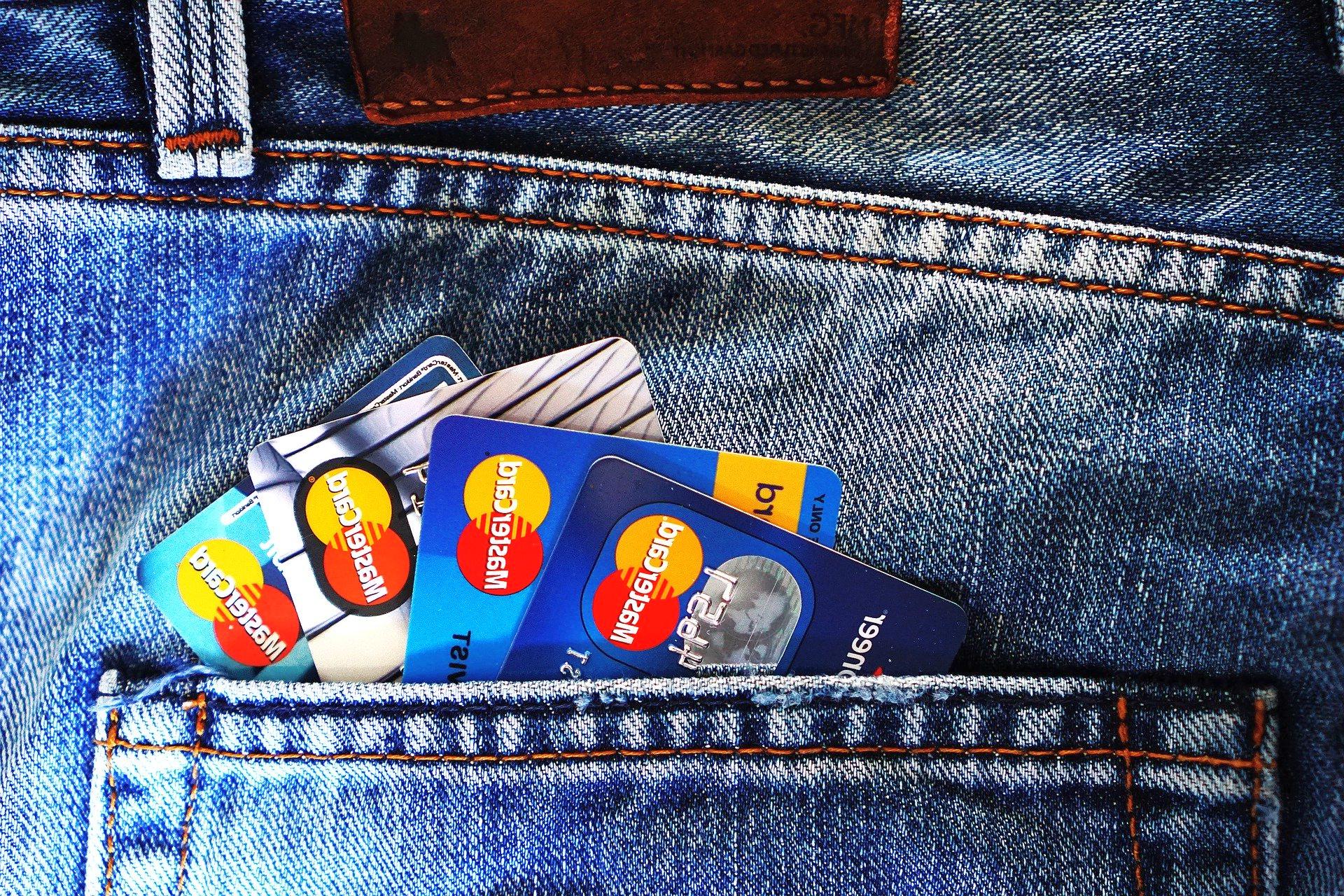 Două femei din Teiuș au fost reținute după ce au folosit un card bancar găsit pe stradă