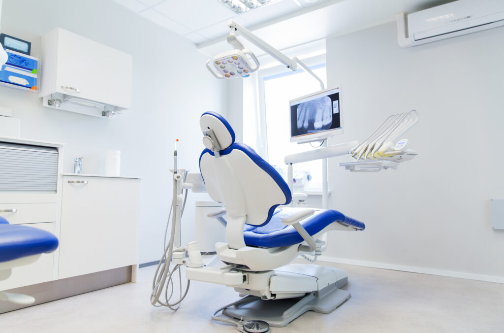 Președintele CMSR avertizează: România produce un număr prea mare de medici stomatologi față de UE