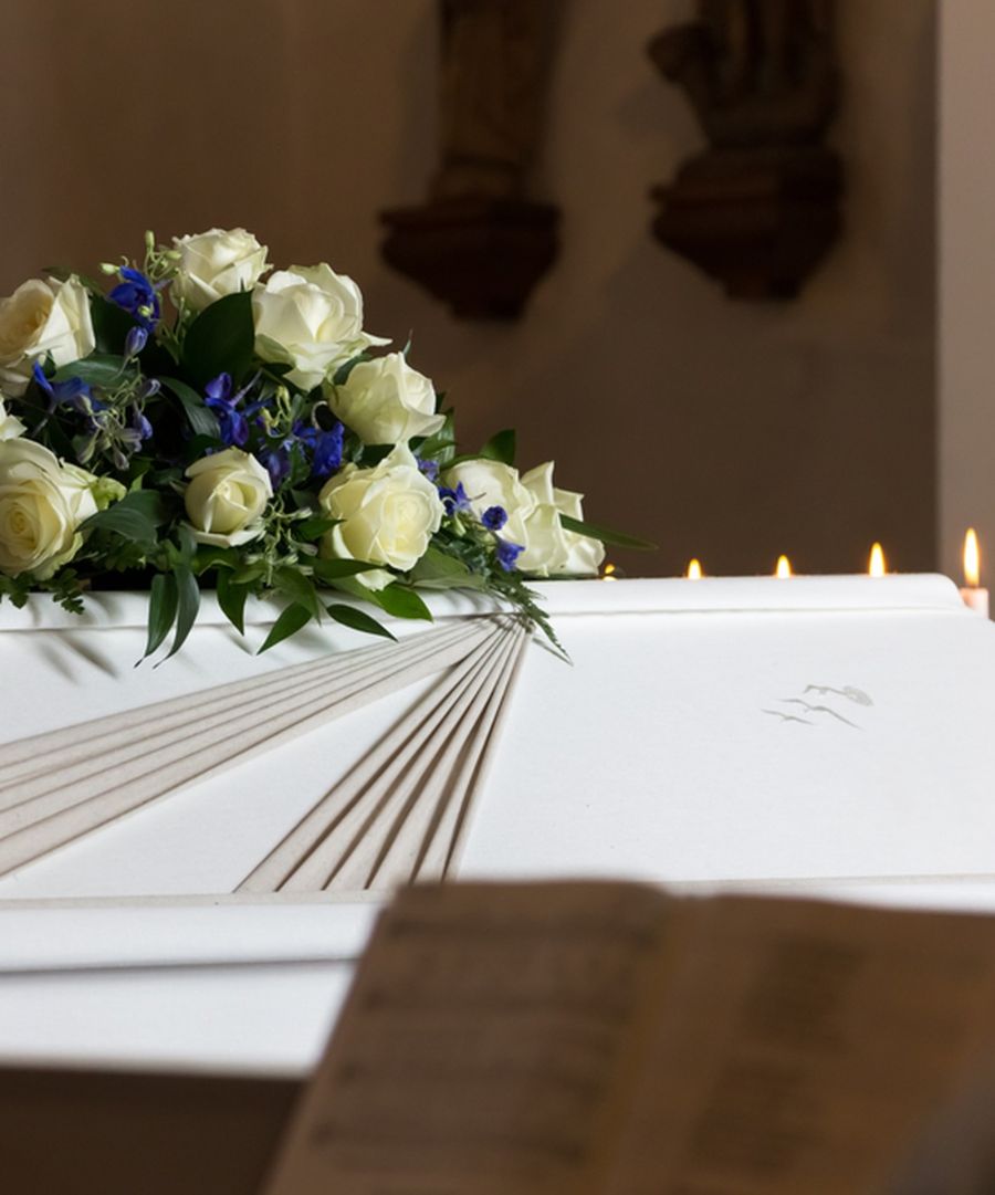 Servicii funerare în Brașov: detalii despre pachetele de bază și costurile suplimentare
