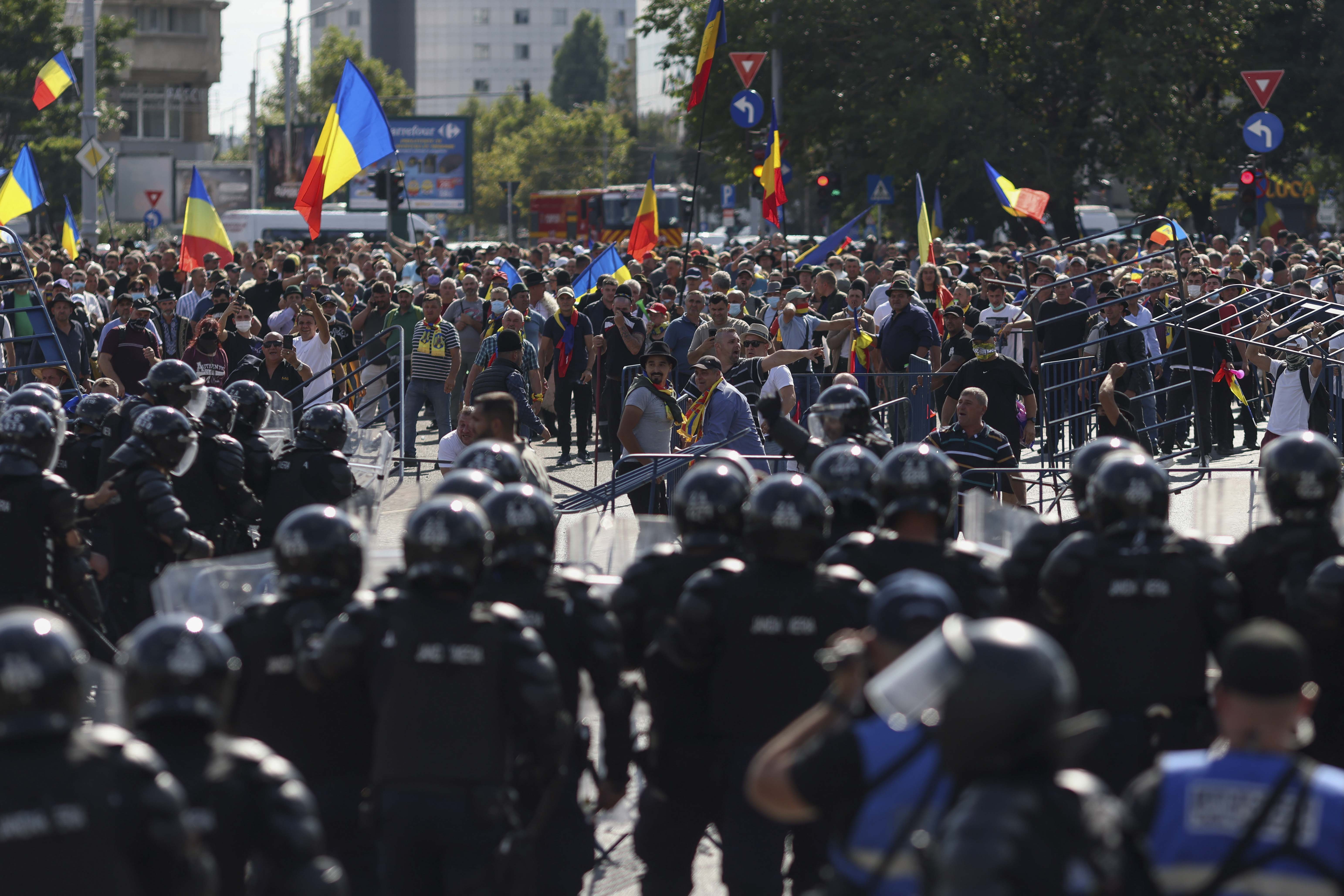 Bilanțul după protestele violente din Piața Victoriei: Șase persoane reținute și amenzi de 46.000 de lei