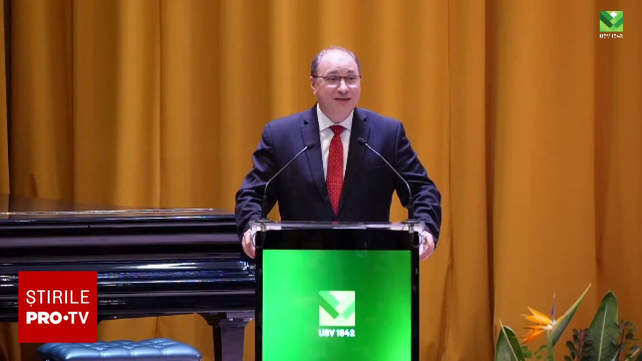 Mihai Dimian a încercat să convingă studenții prin poezie, dar a fost ignorat de audiensă