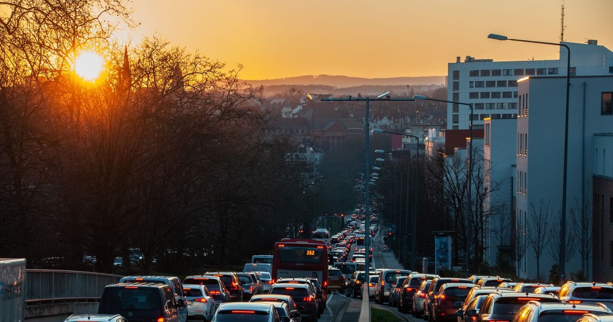 Bucureștiul este paralizat de traficul generat de părinții care își duc copiii la școală cu mașina