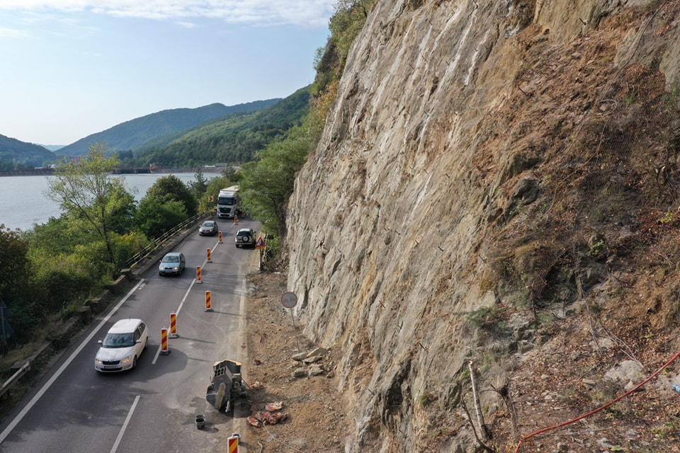 Restricții de circulație pentru camioane pe DN7, în Valea Oltului, din cauza lucrărilor de siguranță