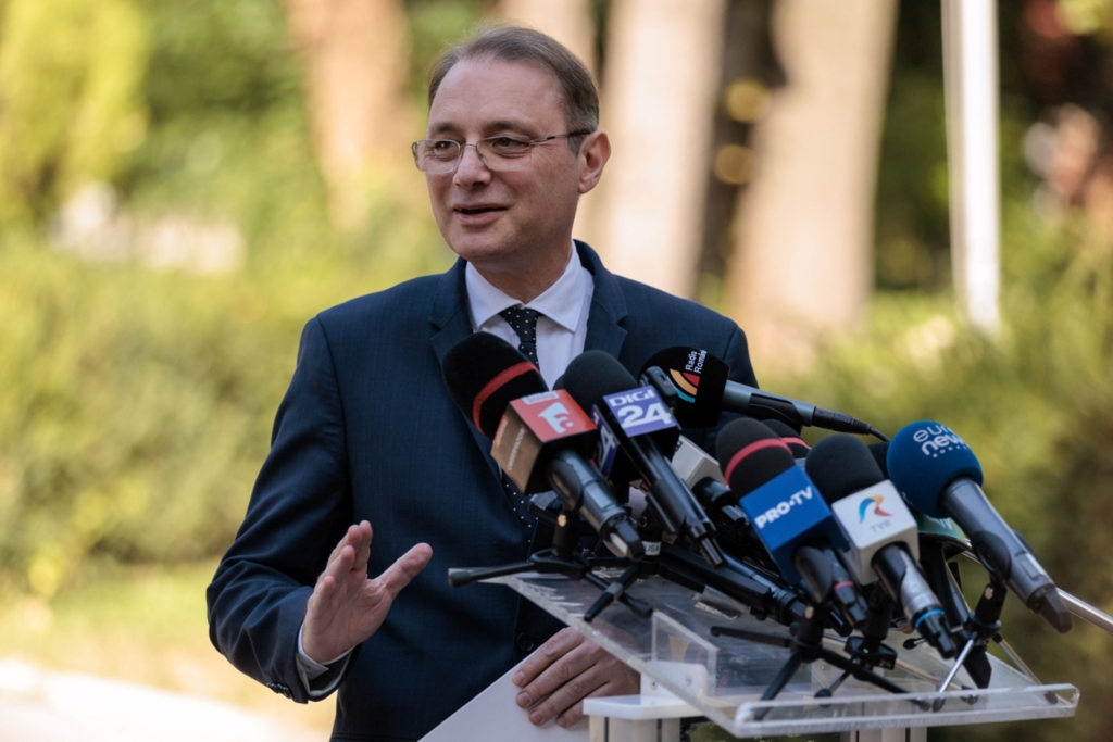 Premierul desemnat Luca Niculescu decide formula Guvernului în contextul unei crize politice prelungite