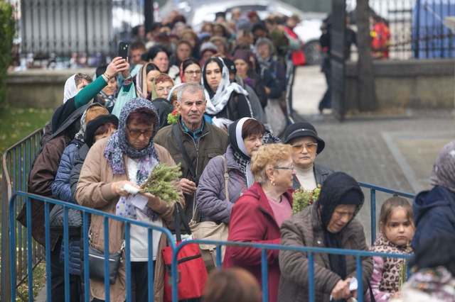 Pelerinajul de la Iași: Peste 26.000 de oameni așteaptă la rând, timpul de așteptare depășind 15 ore