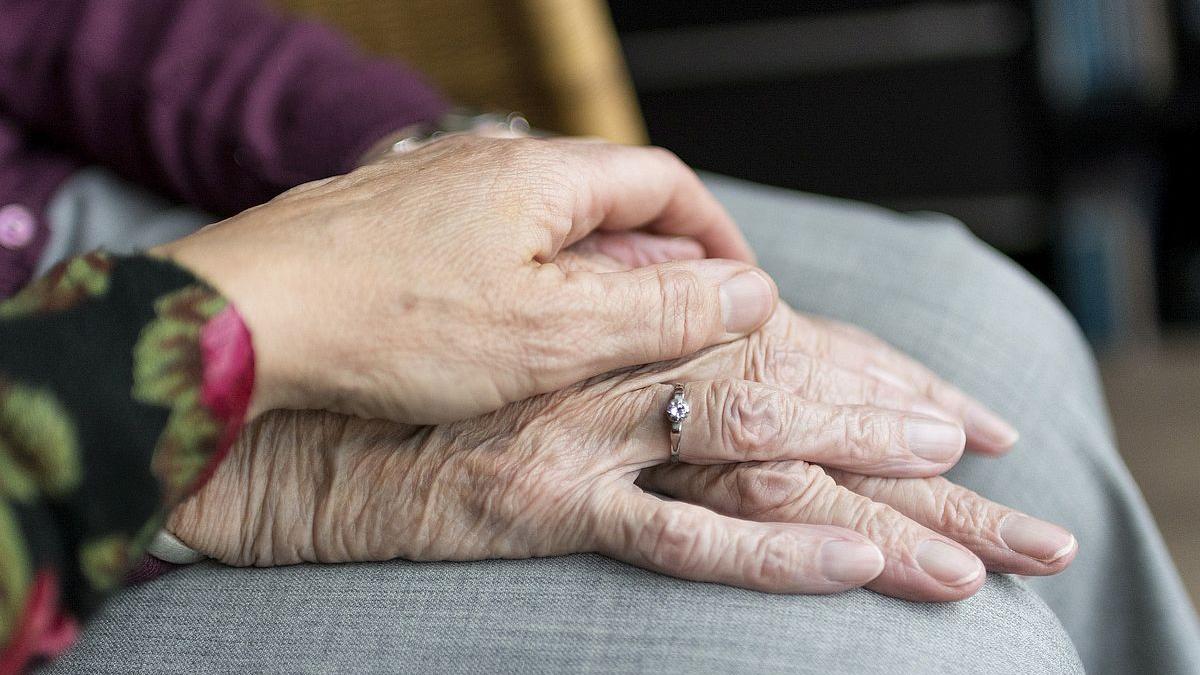 Escrocherie medicală în București: Pensionarii au fost manipulați să facă credite pentru aparate false