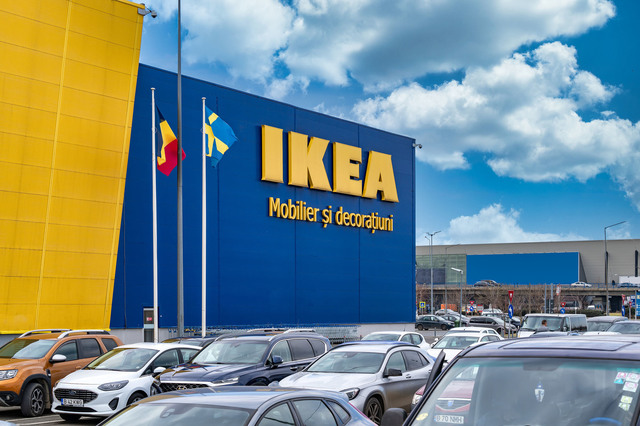 IKEA aplică prețuri mai mici în magazinele fizice față de platforma online din România