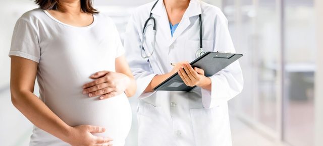 Proiect de lege care permite însoțirea femeilor la naștere a primit aviz favorabil în Camera Deputaților