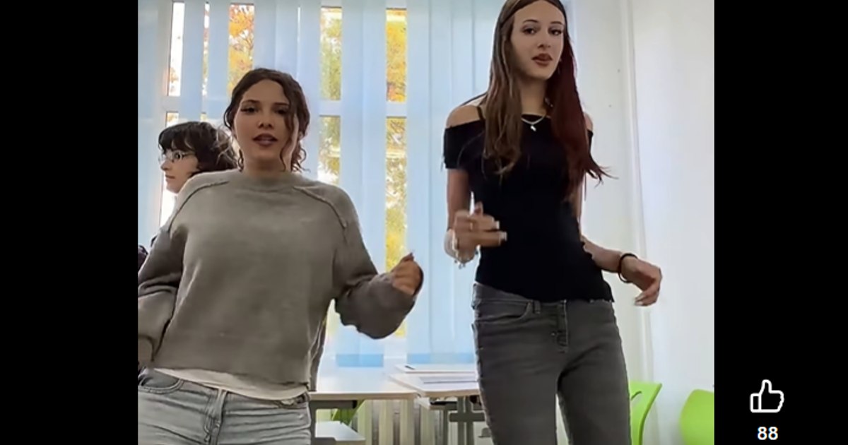 Scandal în școli după ce două eleve au fost filmate dansând într-o sală de clasă