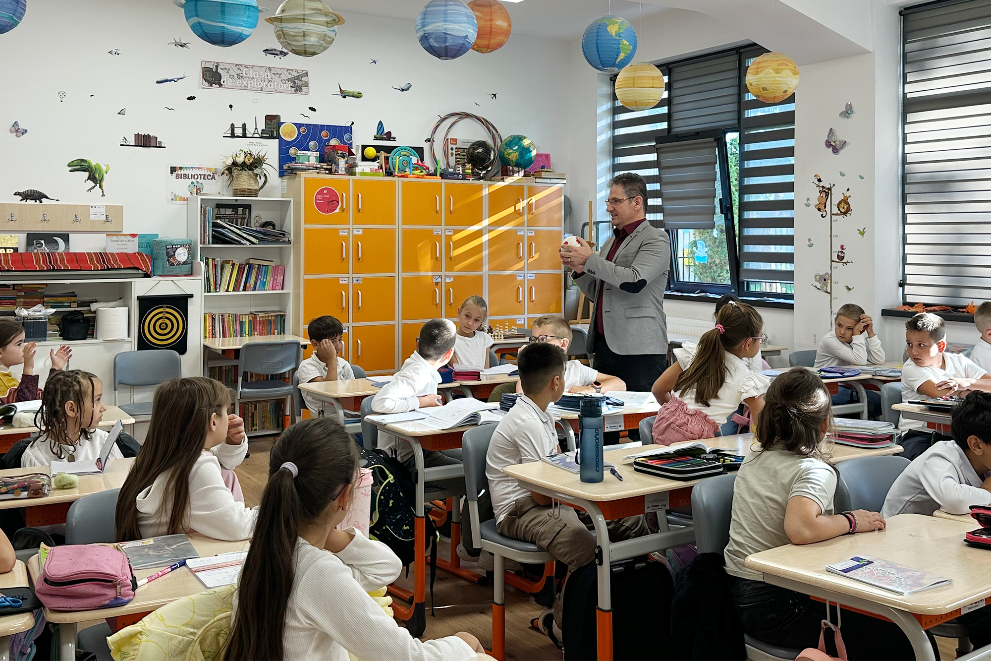 Metode interactive în școala din Comănești: Cum transformă un învățător lecția de matematică într-un joc