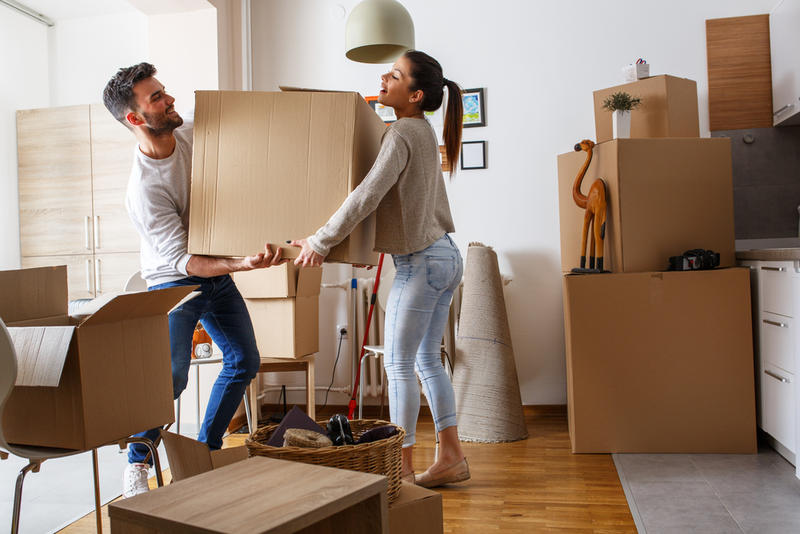 Tinerii din România pleacă de acasă tot mai târziu din cauza factorilor economici și imobiliari