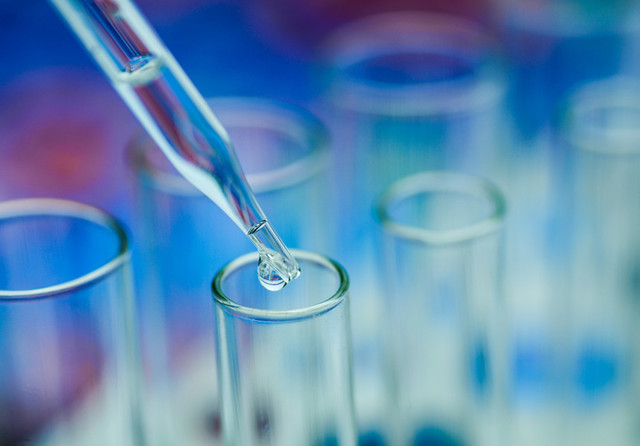 Nou progres în medicina reproductivă: al doilea transplant de țesut testicular din lume a fost realizat în Marea Britanie
