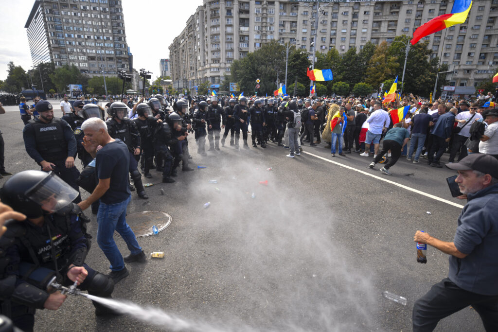 Cinci bărbați reținuți după violențele de la protestul crescătorilor de animale din Piața Victoriei