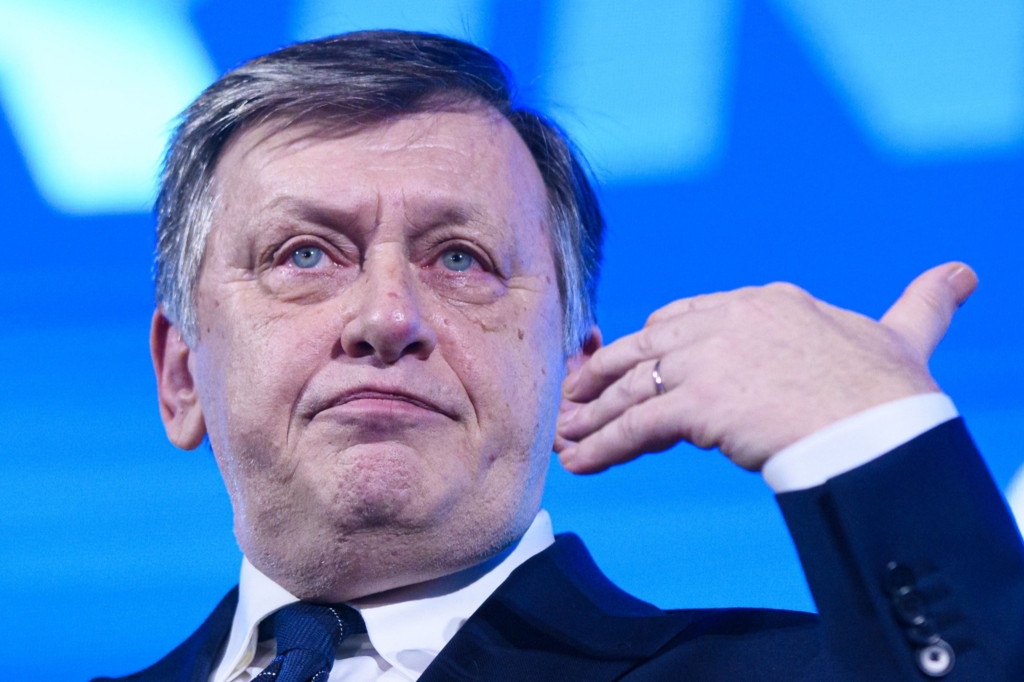 Crin Antonescu propune o formulă de guvern fără USR și AUR pentru ieșirea din criza politică