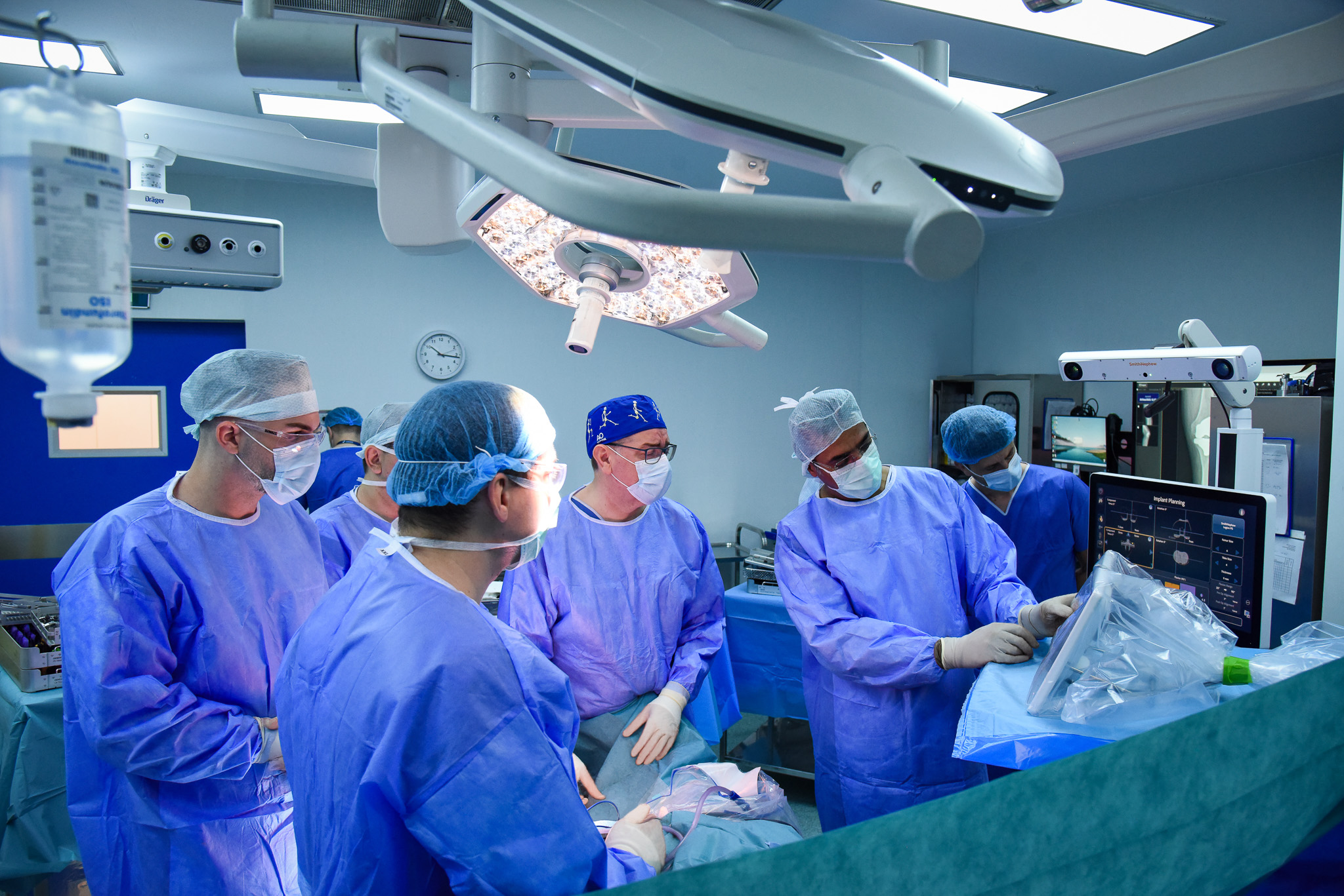 Cum se realizează modern intervenția de protezare a genunchiului prin chirurgie robotică