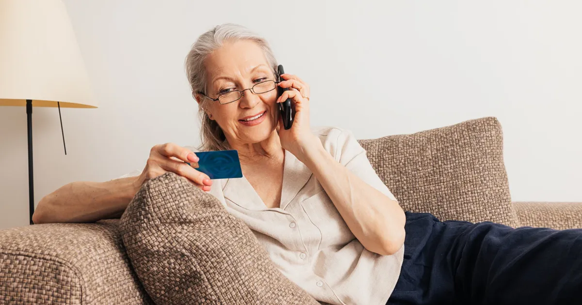 Pensionarii care primesc banii pe card au început să îi încaseze. Vezi când virează restul băncilor