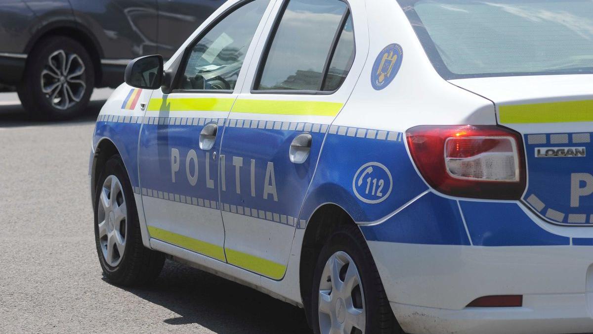 O mașină de poliție a rămas blocată în asfaltul proaspăt turnat pe o șosea din Brașov