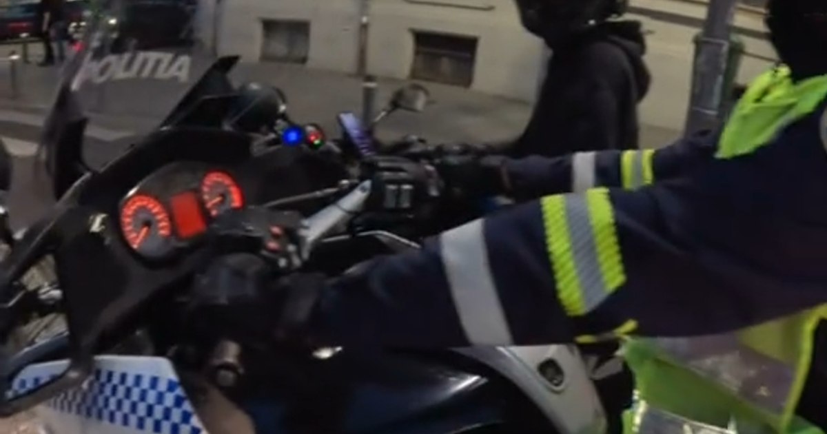 Controverse după o oprire controversată a unui polițist pe motocicletă în trafic