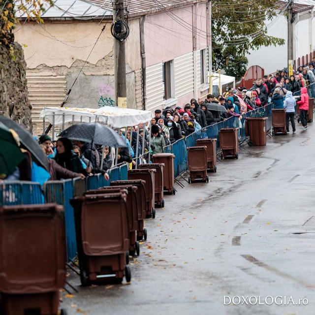 Peste 10.000 de pelerini așteaptă la rând în ploaie la Catedrala Mitropolitană din Iași