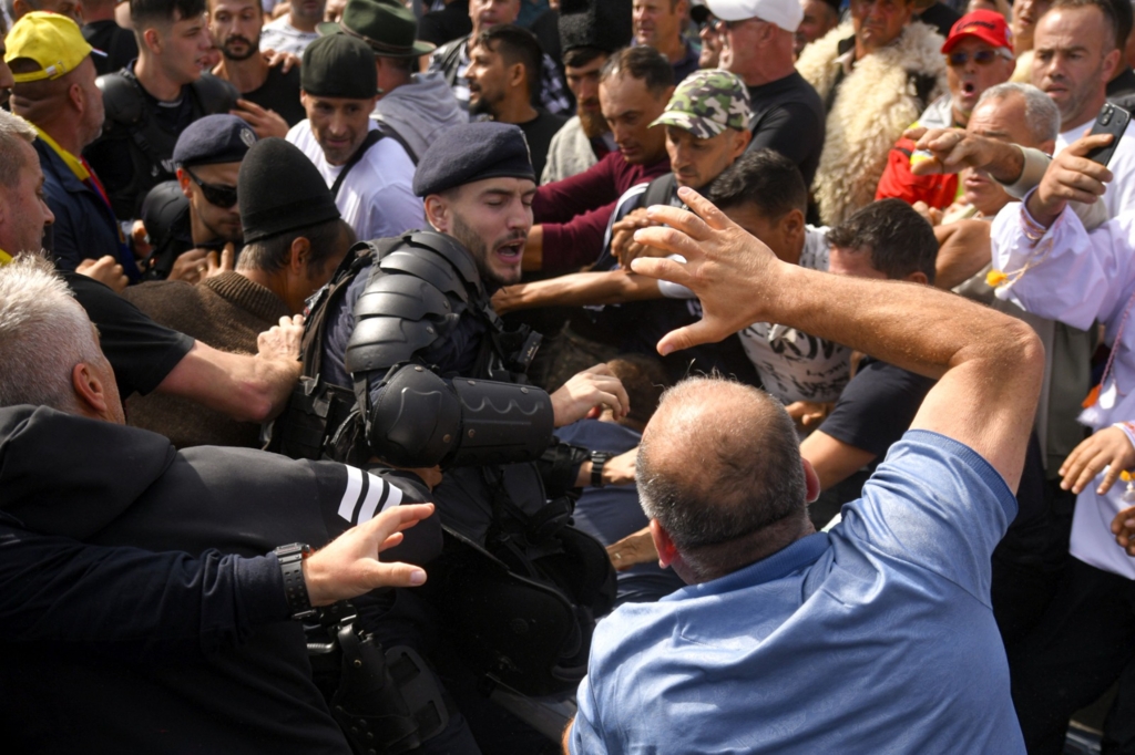 Un instigator la violențele din Piața Victoriei a fost prins cu un pistol în mașină