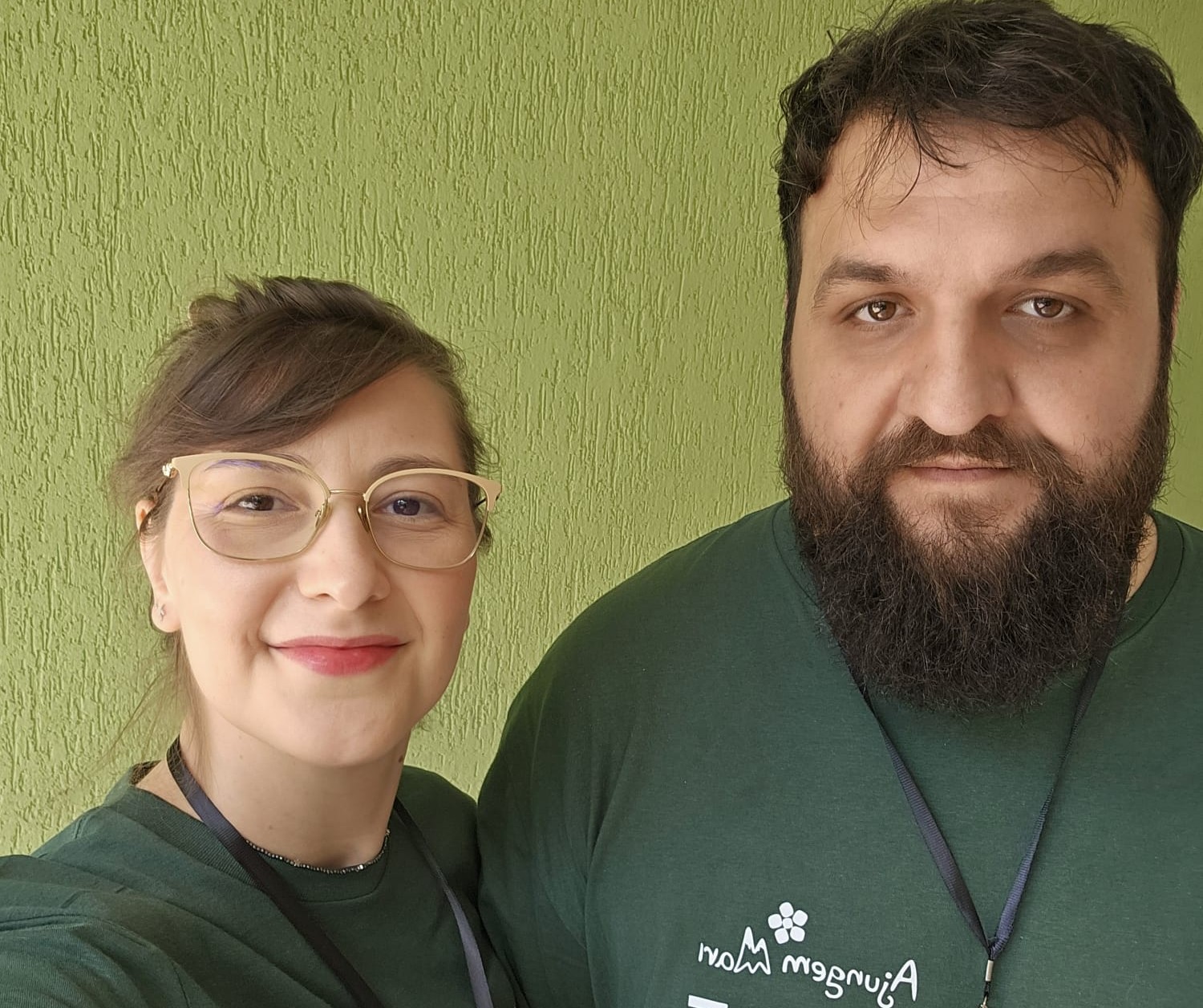 Voluntari care ajută adolescenții din medii vulnerabile prin meditații și mentorat