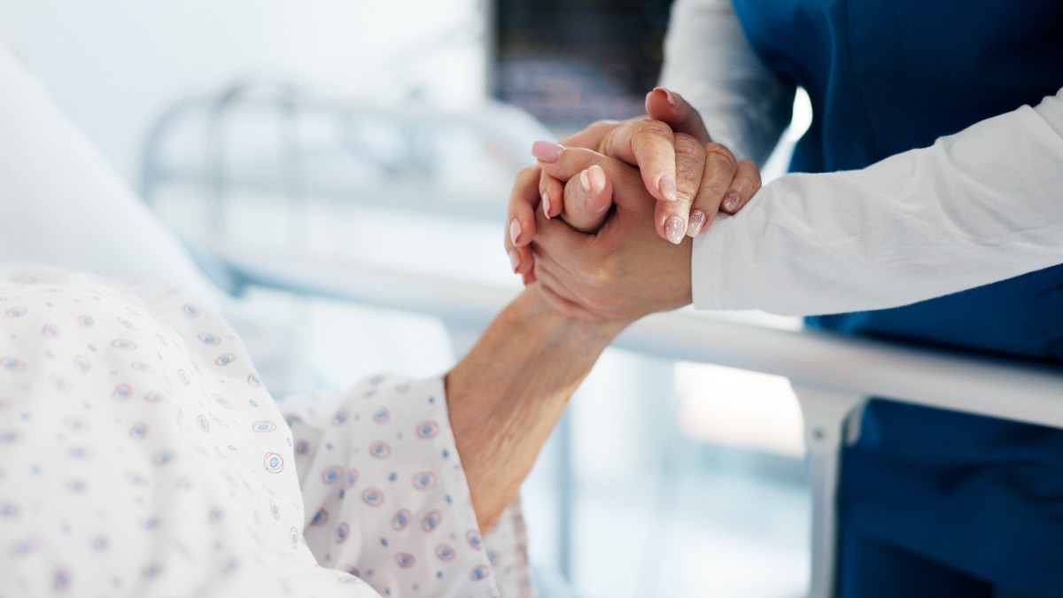 Aparținătorii pacienților oncologici pot beneficia de concediu și indemnizație și pentru investigații medicale