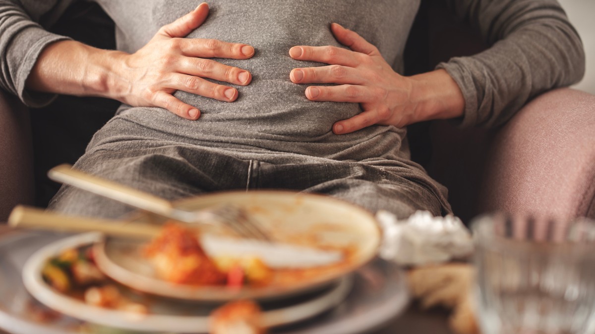 Digestia lentă: cauzele principale, simptomele de monitorizat și soluțiile pentru confortul abdominal