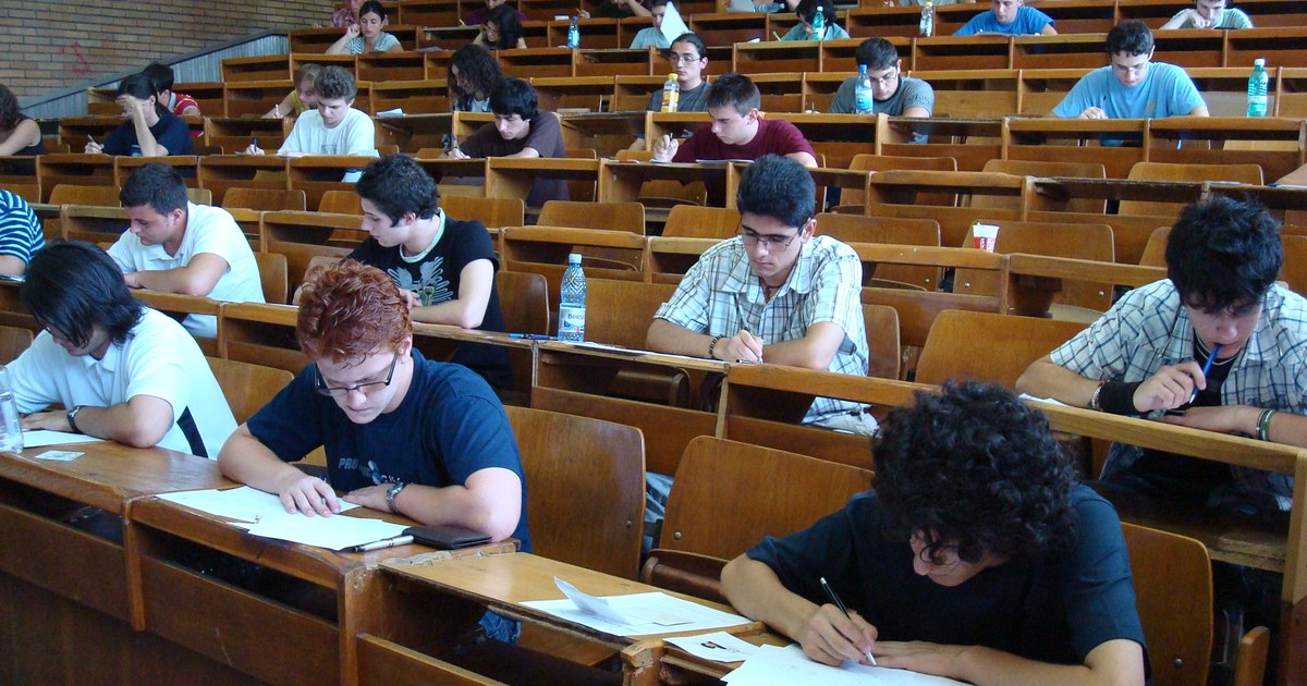 Scandal la examenul de specialitate pentru medici: sute de rezidenți cer anularea probei scrise