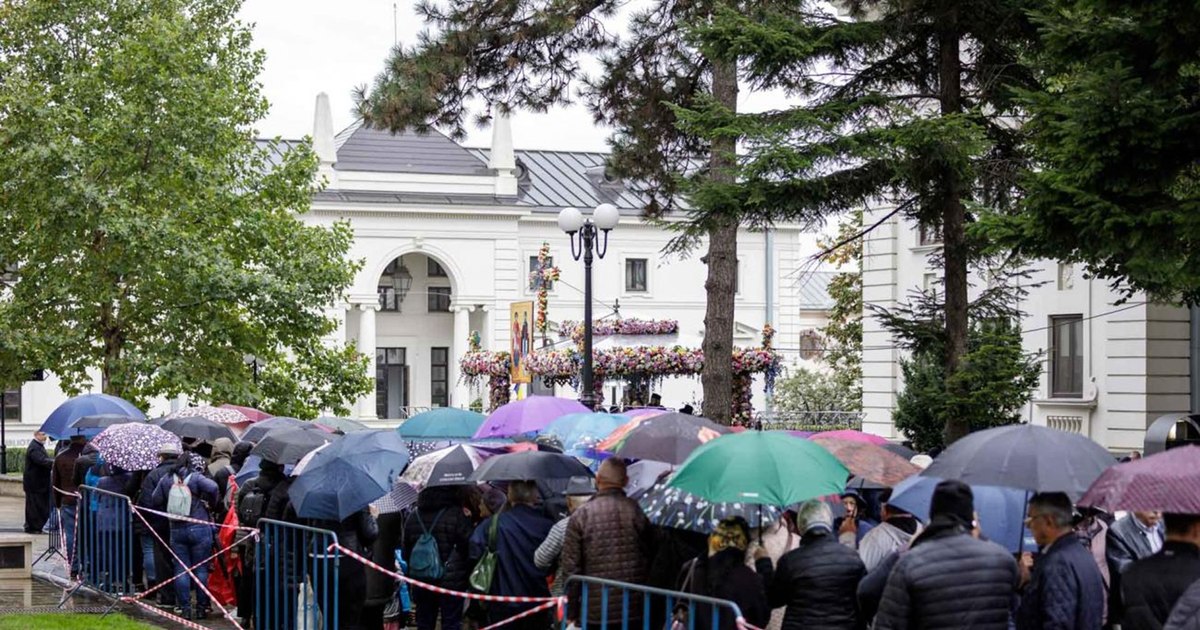 Incident la moaștele Sfintei Parascheva din Iași: patru persoane au fost amendate după ce au încercat să sară peste rând
