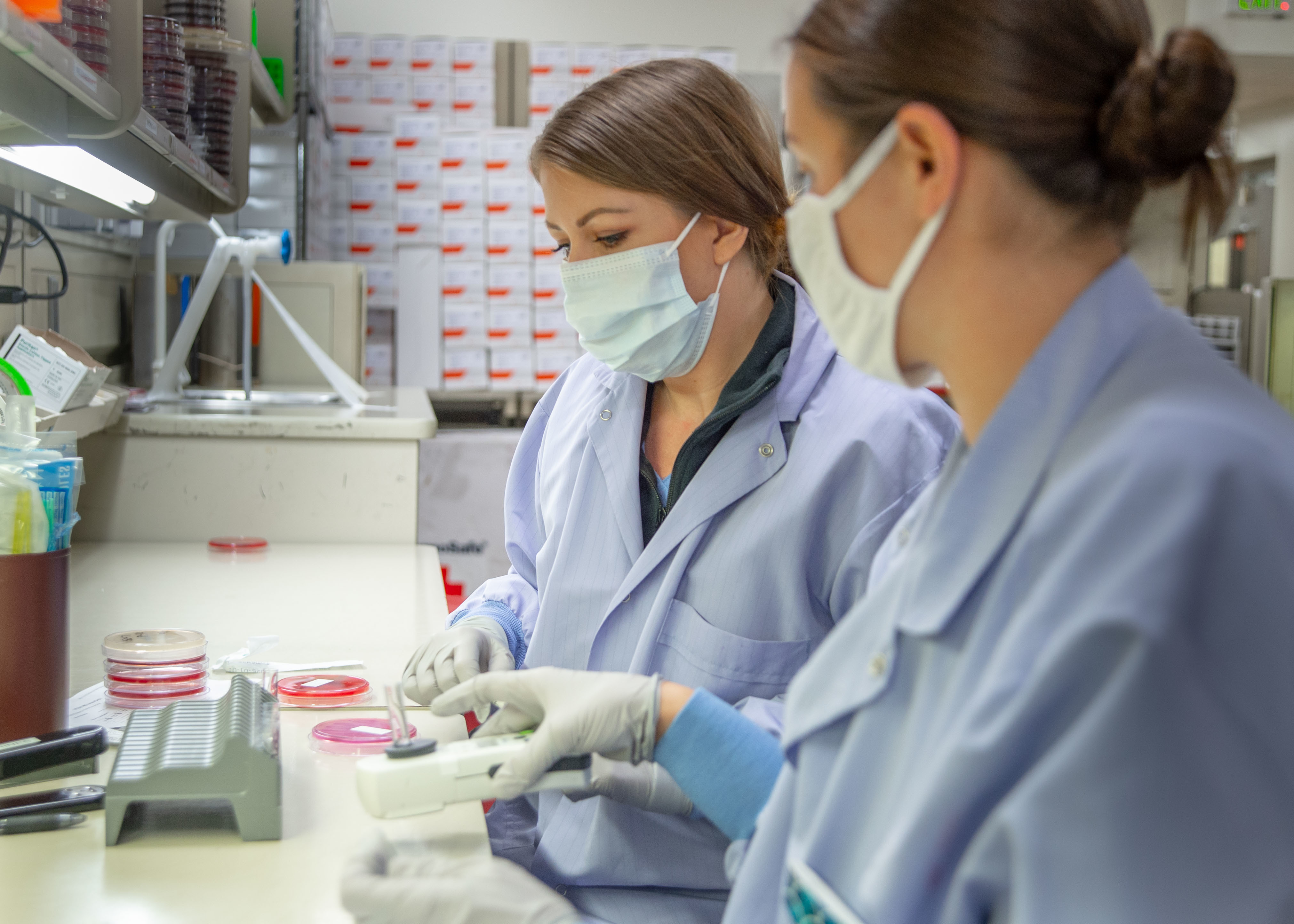 Parlamentul European propune acces rapid la teste toxicologice pentru victimele supunerii chimice