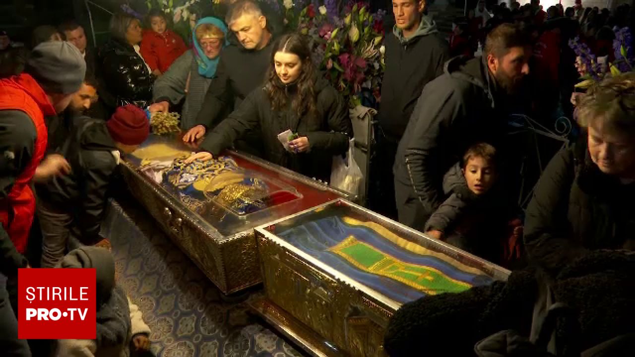 Mii de pelerini s-au închinat la moaștele Sfintei Parascheva, unii așteptând până la 17 ore