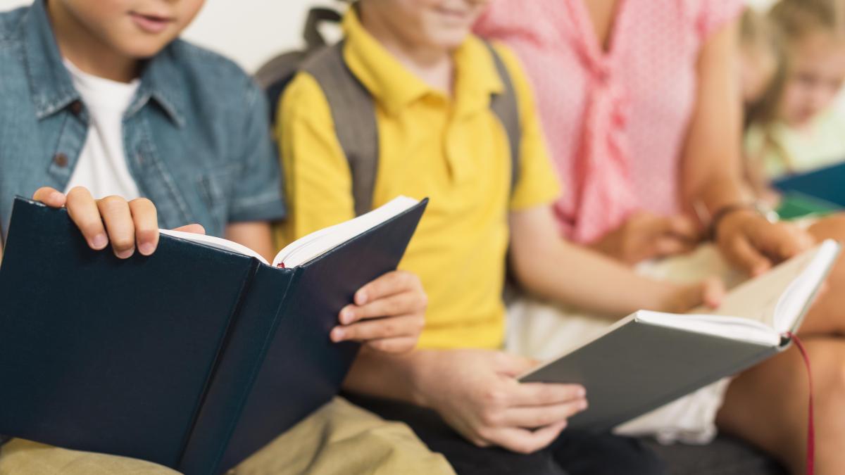 Cum pot elevii să citească de plăcere, nu doar din obligație. Recomandarea profesorului Liviu Papadima